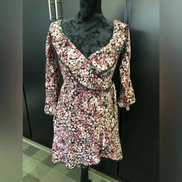 Altar'd State Dresses & Skirts - Altar'd State Mini dress,on/off shoulder,elastic waist,v-neck,bell sleeve,Floral
